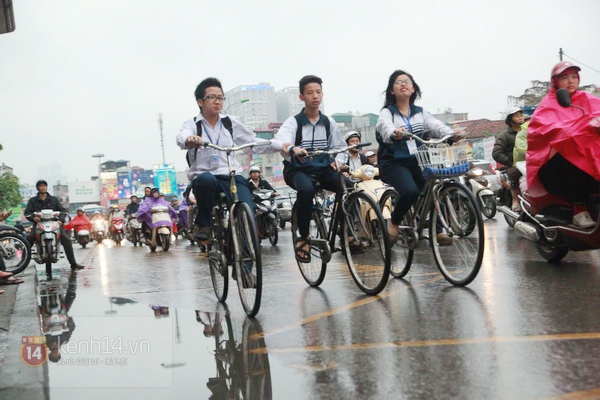 Mưa phùn cả ngày, phố Hà Nội bẩn "lép nhép" 14