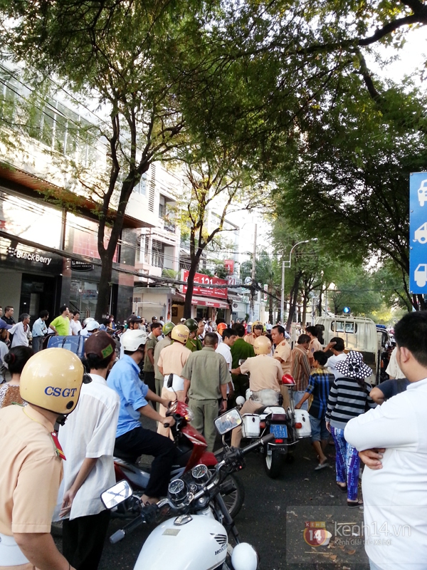 N&aacute;o loạn v&igrave; vụ bao v&acirc;y "giải cứu" xe ba g&aacute;c 3
