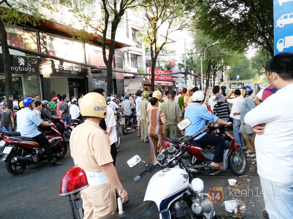 N&aacute;o loạn v&igrave; vụ bao v&acirc;y "giải cứu" xe ba g&aacute;c 2