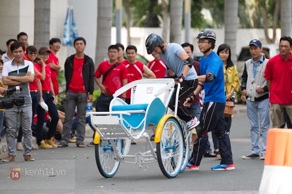 Trịnh Thăng Bình và Ông Cao Thắng cùng thi đạp xích lô 19