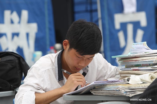 Sĩ tử Trung Quốc &ocirc;n thi ĐH giữa v&ugrave;ng động đất 1