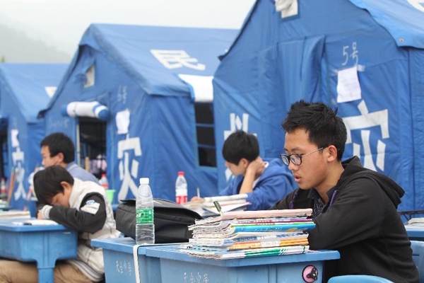 Sĩ tử Trung Quốc &ocirc;n thi ĐH giữa v&ugrave;ng động đất 2