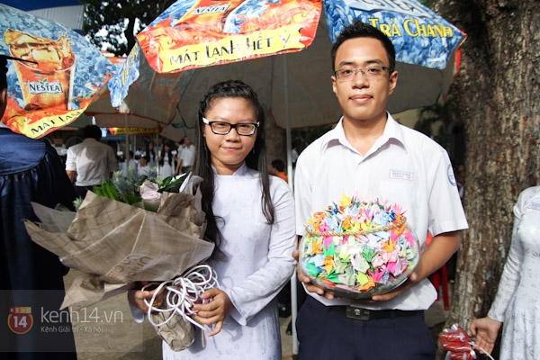 Tràn ngập lưu bút trên áo của teen Marie Curie trong ngày tri ân 1