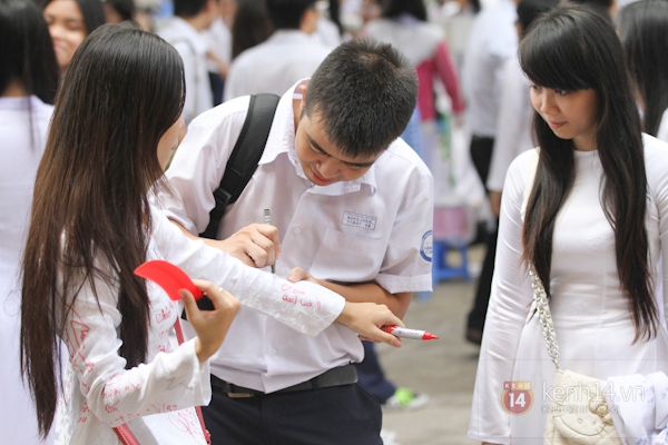 Tràn ngập lưu bút trên áo của teen Marie Curie trong ngày tri ân 12