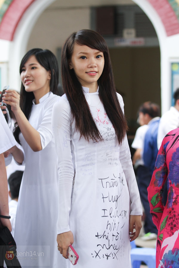 Tràn ngập lưu bút trên áo của teen Marie Curie trong ngày tri ân 15