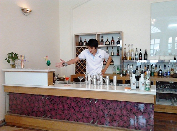 Ch&agrave;ng Bartender bỏ nh&agrave; h&agrave;ng 5 sao về mở qu&aacute;n... tr&agrave; chanh 2