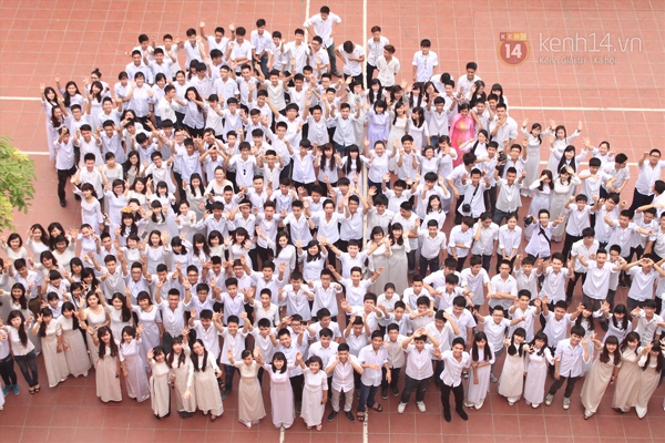 400 học sinh trường Lomonoxop cùng nhau chụp bộ ảnh cuối cùng 1