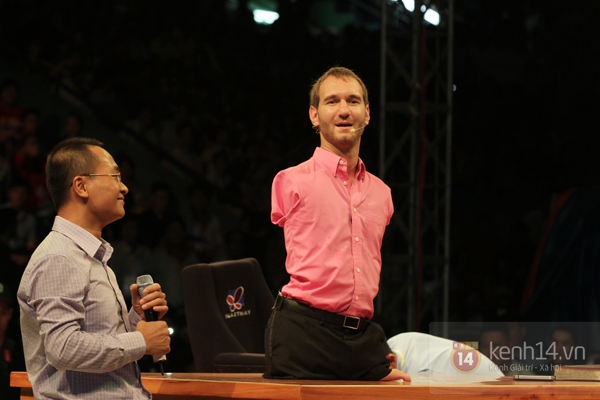 Nick Vujicic nhờ thông dịch viên... gãi giúp chỗ ngứa trên đầu 4