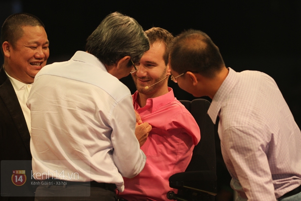 Nick Vujicic nhờ thông dịch viên... gãi giúp chỗ ngứa trên đầu 18