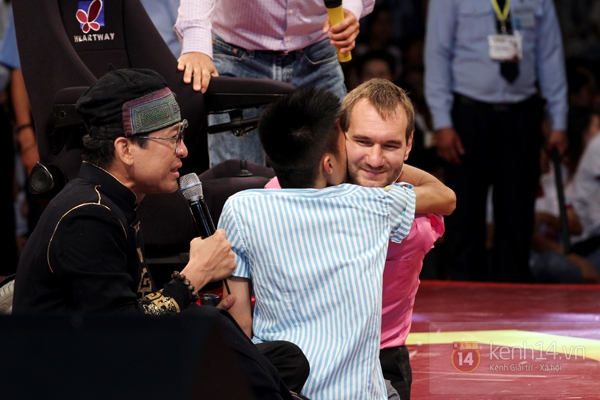 Nick Vujicic nhờ thông dịch viên... gãi giúp chỗ ngứa trên đầu 14