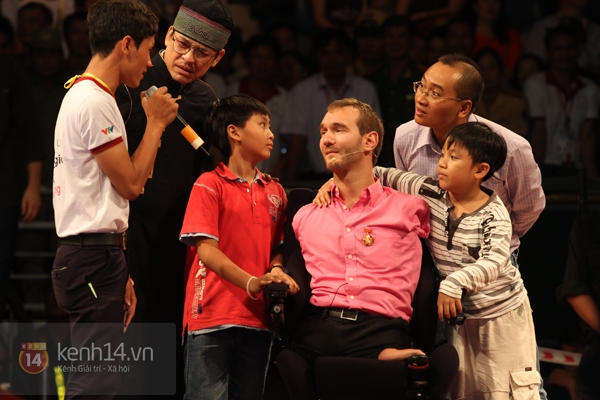 Nick Vujicic nhờ thông dịch viên... gãi giúp chỗ ngứa trên đầu 15