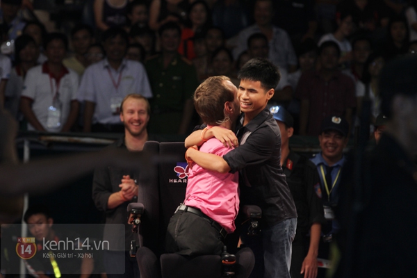 Nick Vujicic nhờ thông dịch viên... gãi giúp chỗ ngứa trên đầu 16