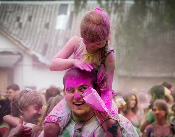 Teen Nga thi ném bột màu trong lễ hội "Colorfest" 9