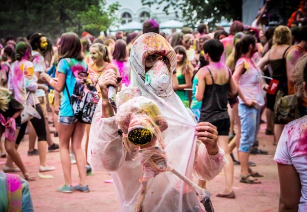 Teen Nga thi ném bột màu trong lễ hội "Colorfest" 10