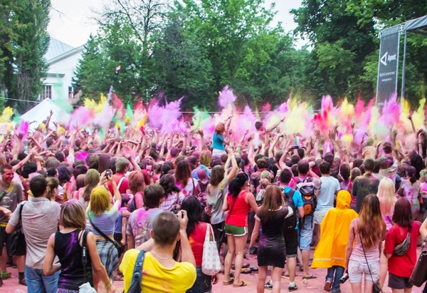 Teen Nga thi ném bột màu trong lễ hội "Colorfest" 12