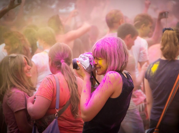 Teen Nga thi ném bột màu trong lễ hội "Colorfest" 13