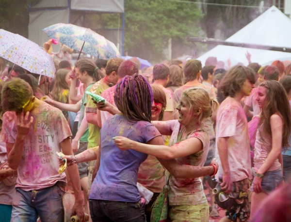 Teen Nga thi ném bột màu trong lễ hội "Colorfest" 14