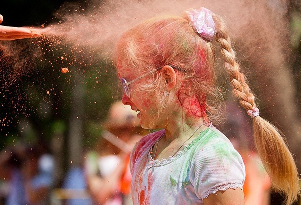 Teen Nga thi ném bột màu trong lễ hội "Colorfest" 17
