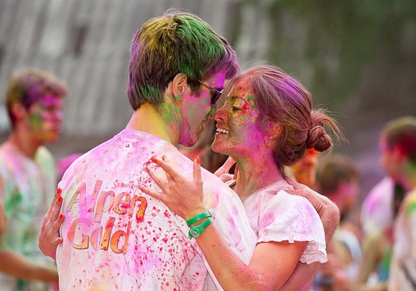 Teen Nga thi ném bột màu trong lễ hội "Colorfest" 18