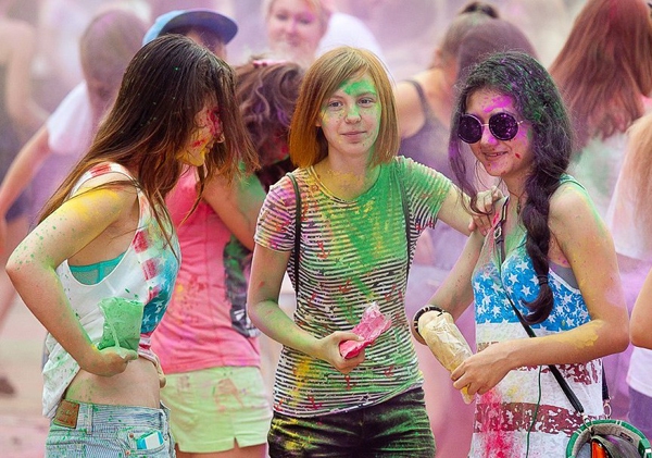 Teen Nga thi ném bột màu trong lễ hội "Colorfest" 19