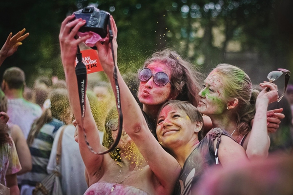 Teen Nga thi ném bột màu trong lễ hội "Colorfest" 3