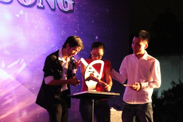 Đ&ecirc;m nhạc g&acirc;y quỹ ho&agrave;nh tr&aacute;ng nhất trong năm của SV ĐH Ngoại Thương 11
