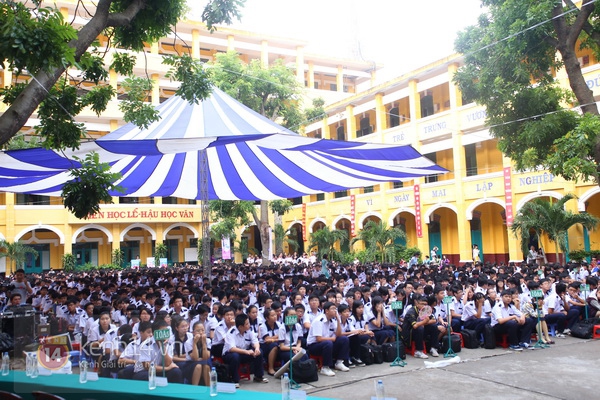 HS Trưng Vương được thầy Khắc Hiếu "bắt t&acirc;m l&yacute;" cho năm học mới 1