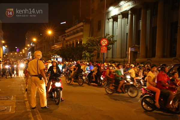 Choáng ngợp cảnh hàng nghìn người dân Sài Gòn xuống phố ngắm pháo hoa 1