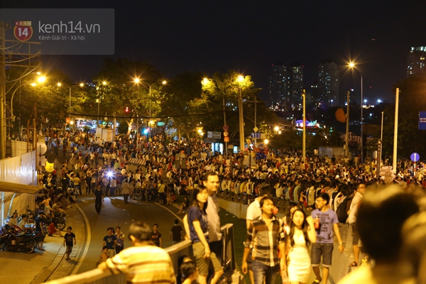 Choáng ngợp cảnh hàng nghìn người dân Sài Gòn xuống phố ngắm pháo hoa 11