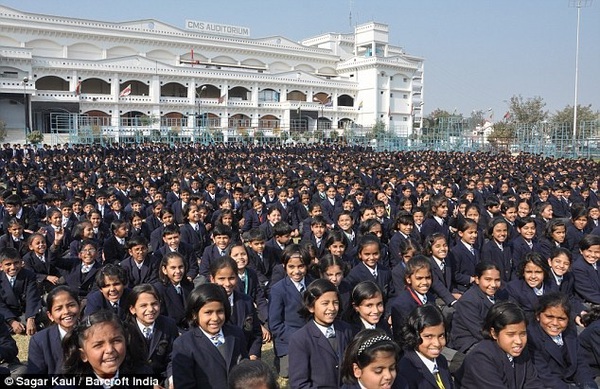 Ấn Độ: Cận cảnh ngôi trường lớn nhất thế giới với 47.000 học sinh 1