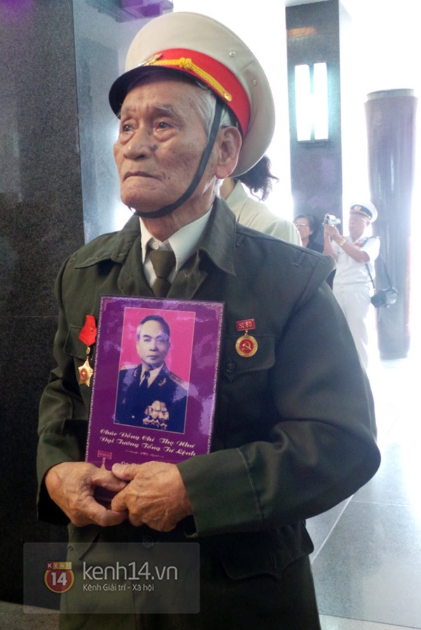TP HCM: Người dân cúi lạy Đại tướng Võ Nguyên Giáp lần cuối cùng 13