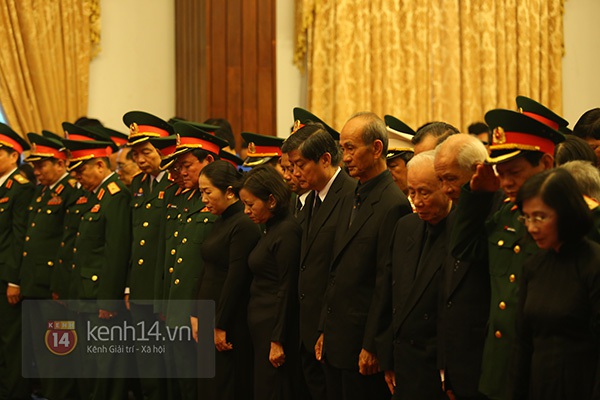 TP HCM: Người dân cúi lạy Đại tướng Võ Nguyên Giáp lần cuối cùng 14