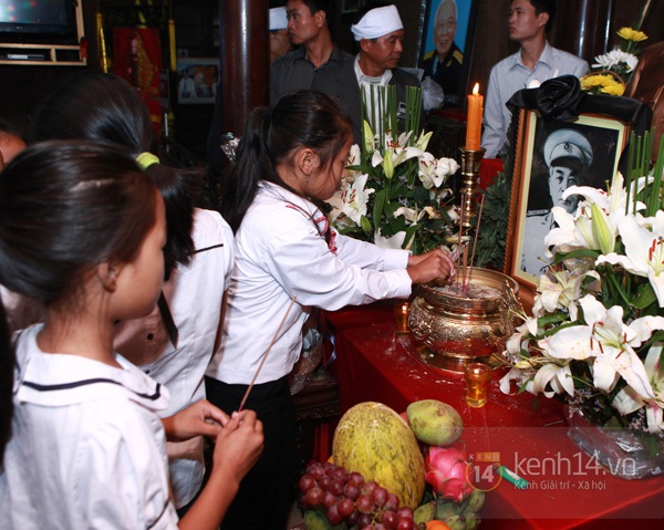 Hết giờ Lễ viếng Quốc tang, nhiều người dân vẫn xếp hàng vào viếng Đại tướng 180