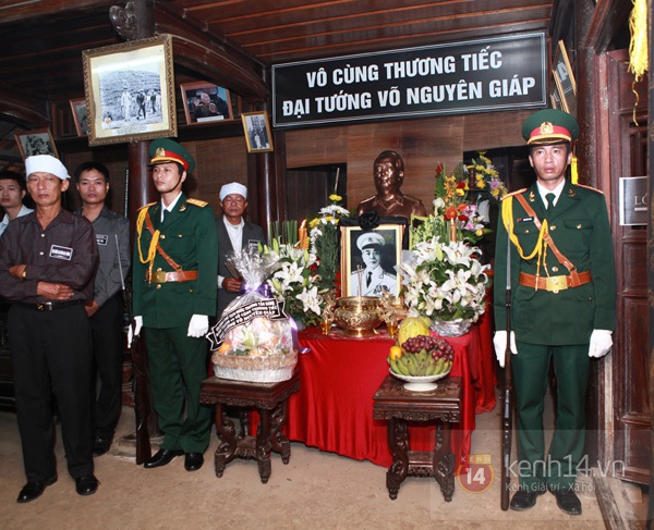 Hết giờ Lễ viếng Quốc tang, nhiều người dân vẫn xếp hàng vào viếng Đại tướng 181