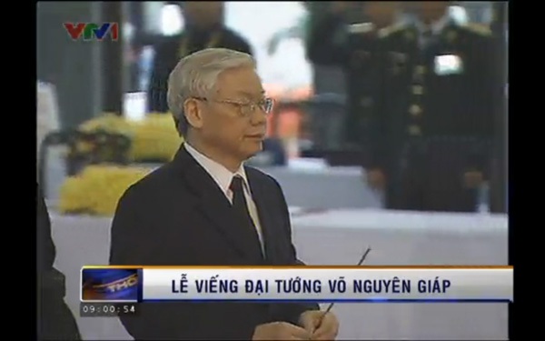 Hết giờ Lễ viếng Quốc tang, nhiều người dân vẫn xếp hàng vào viếng Đại tướng 4