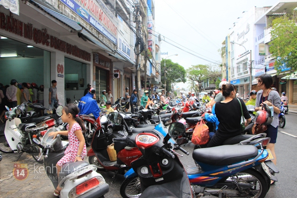 Đường phố Đà Nẵng vắng vẻ, người dân tranh thủ gia cố lại nhà trước siêu bão Haiyan 15