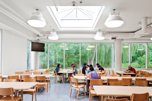 L&acirc;m Ch&iacute; Linh v&agrave; ng&ocirc;i trường Toronto danh tiếng 7