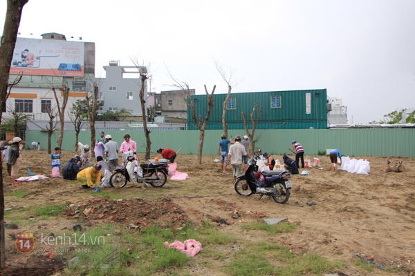 Đường phố Đà Nẵng vắng vẻ, người dân tranh thủ gia cố lại nhà trước siêu bão Haiyan 11