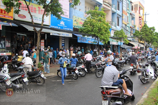 Đường phố Đà Nẵng vắng vẻ, người dân tranh thủ gia cố lại nhà trước siêu bão Haiyan 1
