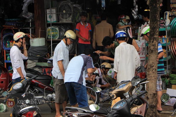 Đường phố Đà Nẵng vắng vẻ, người dân tranh thủ gia cố lại nhà trước siêu bão Haiyan 2