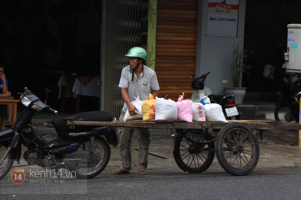 Đường phố Đà Nẵng vắng vẻ, người dân tranh thủ gia cố lại nhà trước siêu bão Haiyan 12