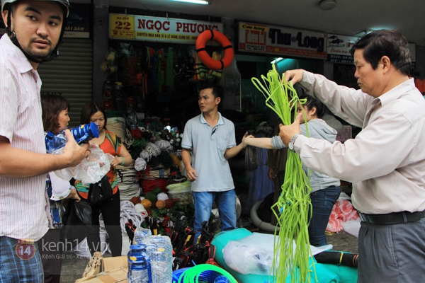Đường phố Đà Nẵng vắng vẻ, người dân tranh thủ gia cố lại nhà trước siêu bão Haiyan 4