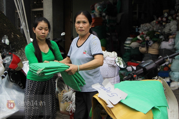 Đường phố Đà Nẵng vắng vẻ, người dân tranh thủ gia cố lại nhà trước siêu bão Haiyan 5