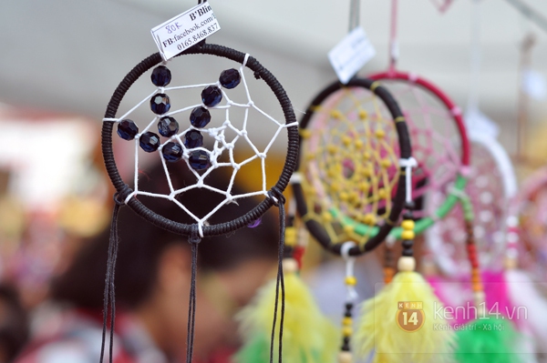 Hội chợ tràn ngập dreamcatcher của teen trường Việt Đức 13