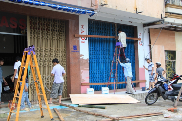 Đường phố Đà Nẵng vắng vẻ, người dân tranh thủ gia cố lại nhà trước siêu bão Haiyan 20