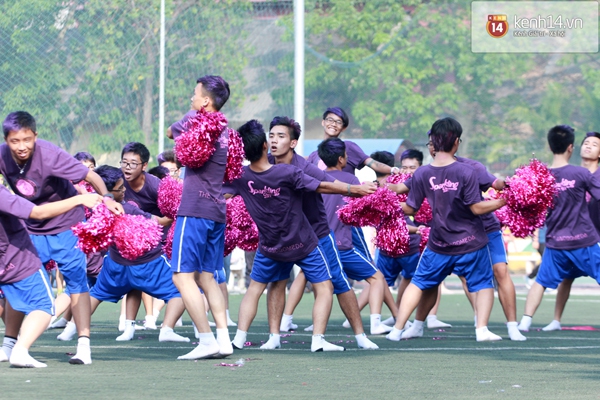 Buổi hoán đổi trên sân cỏ của các nữ cầu thủ và nam cheerdance Chu Văn An 7