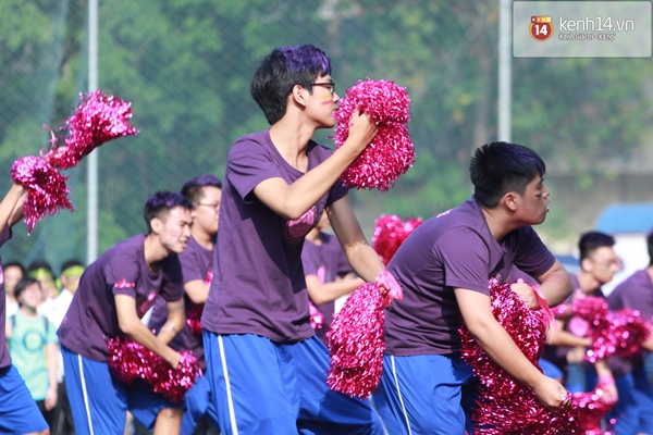 Buổi hoán đổi trên sân cỏ của các nữ cầu thủ và nam cheerdance Chu Văn An 8