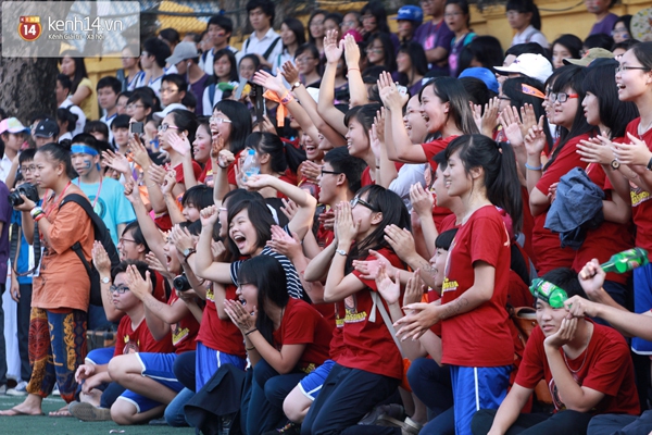 Buổi hoán đổi trên sân cỏ của các nữ cầu thủ và nam cheerdance Chu Văn An 9