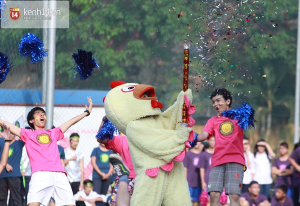 Buổi hoán đổi trên sân cỏ của các nữ cầu thủ và nam cheerdance Chu Văn An 10