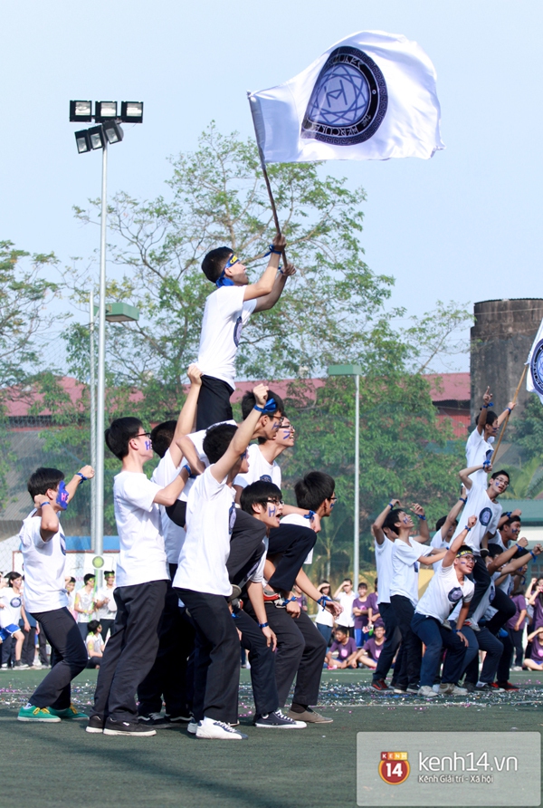 Buổi hoán đổi trên sân cỏ của các nữ cầu thủ và nam cheerdance Chu Văn An 11